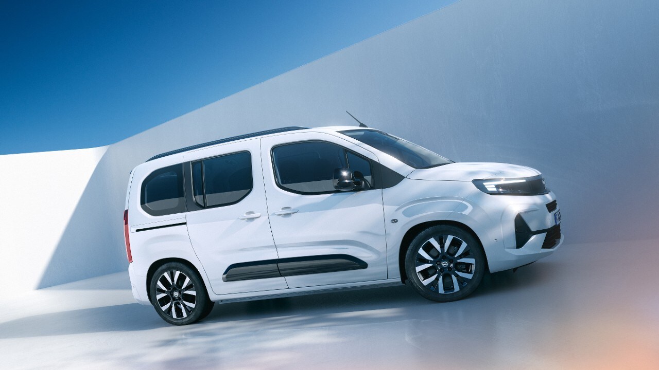 Vue latérale d'un Opel Combo Electric blanc